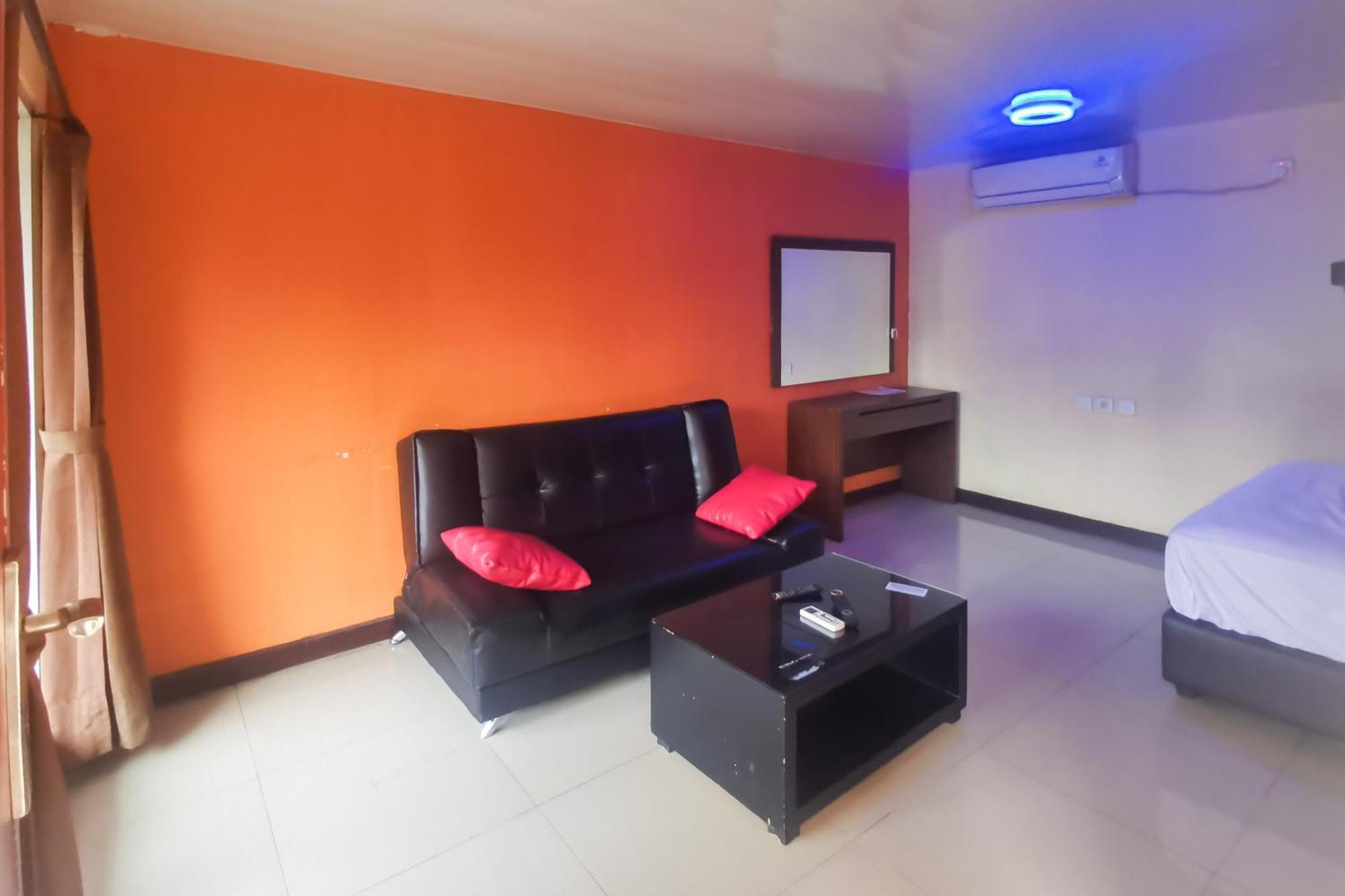 Hotel Container Inn Mitra Reddoorz Gadok エクステリア 写真