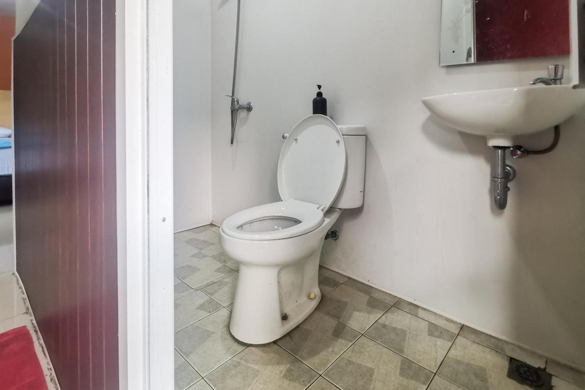 Hotel Container Inn Mitra Reddoorz Gadok エクステリア 写真