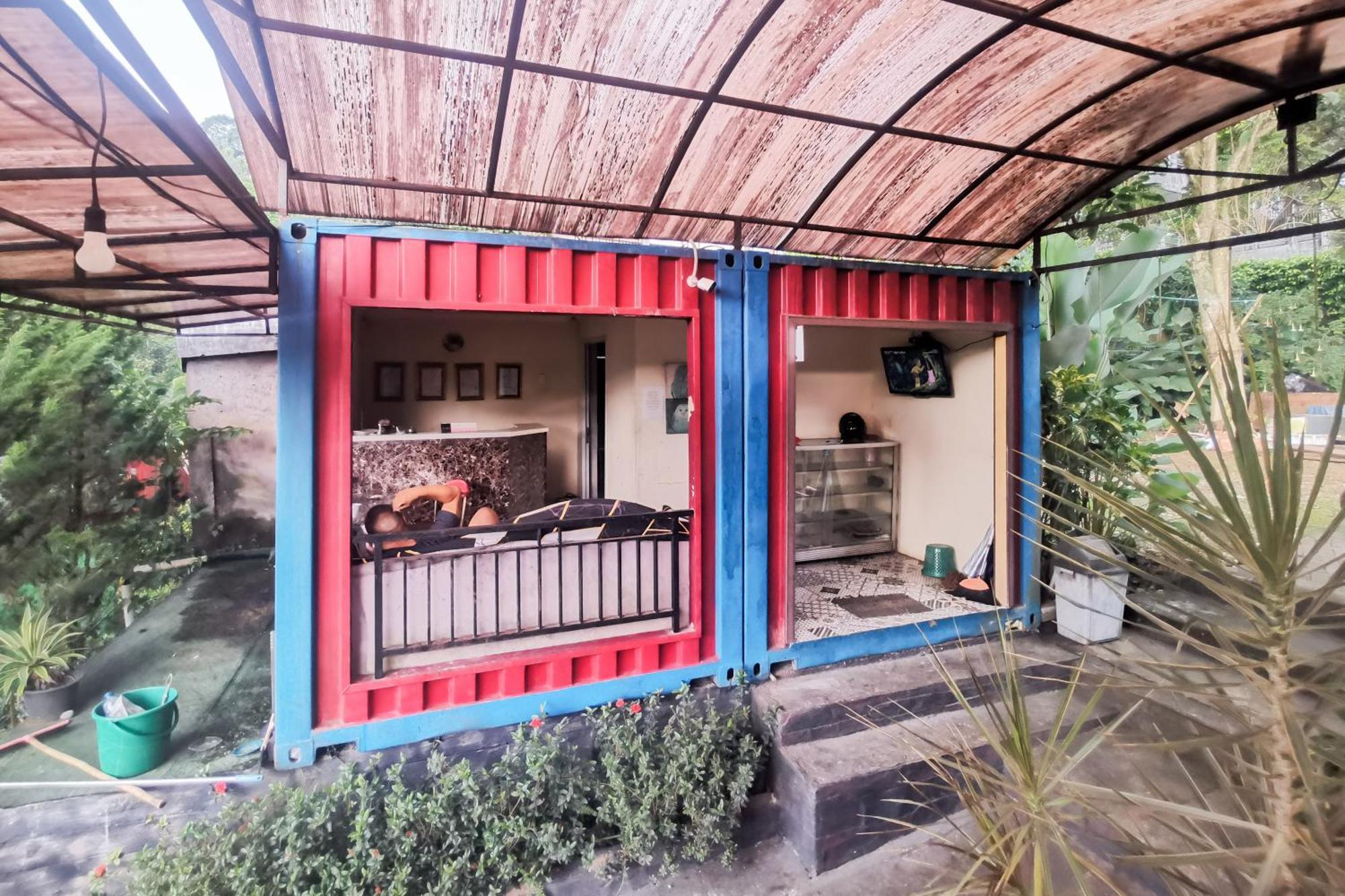 Hotel Container Inn Mitra Reddoorz Gadok エクステリア 写真